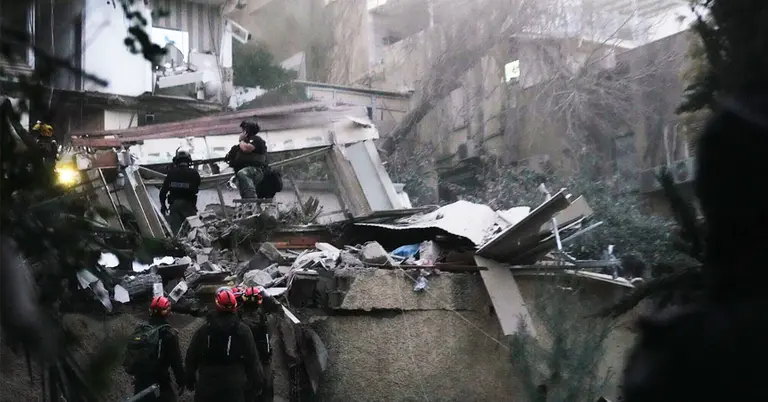 ইরানের ক্ষেপণাস্ত্র হামলায় ক্ষতিগ্রস্ত ভবন